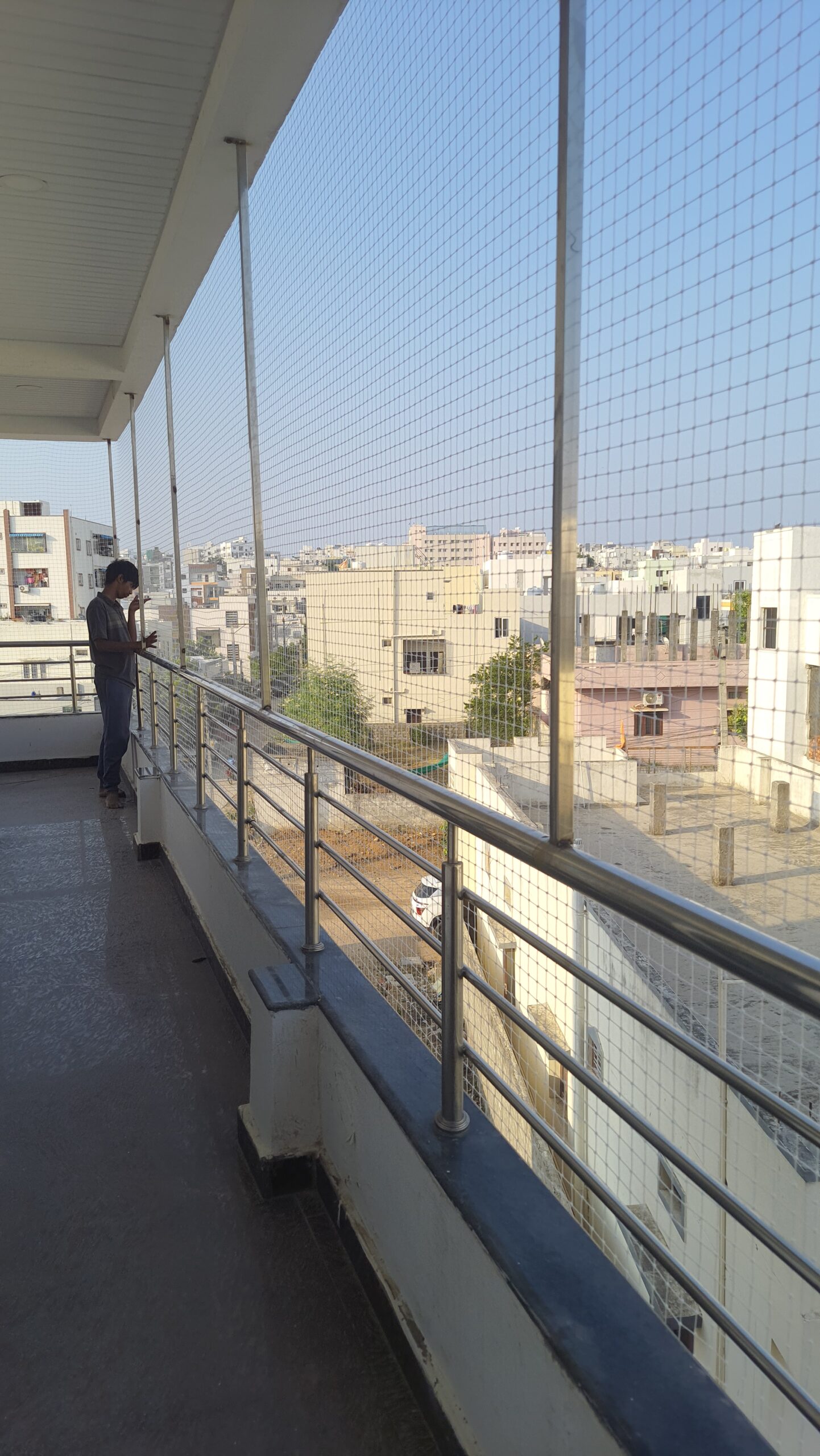 Balcony safety net installation